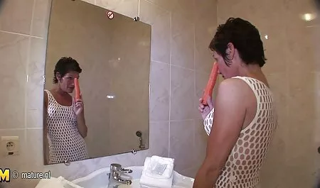 Bella donna nera con enorme culo succhia, scopa e prende il casalinghe porno amatoriali cazzo bianco nel culo