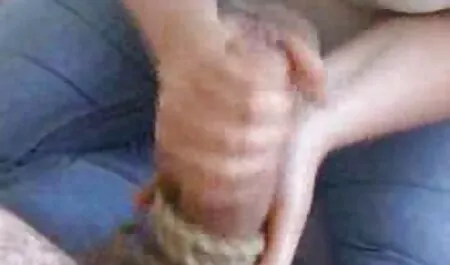 Ragazza indonesiana con grandi tette cavalca un cazzo scopa casalinga