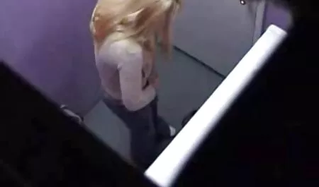 Ragazza giocatore Violet accarezza la migliore amica video porno casalinghi gratis
