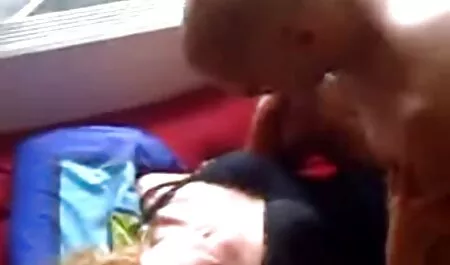 3 ragazzi casalinghe italiane video punk fanno un pompino da un adolescente alternativo con i capelli colorati.