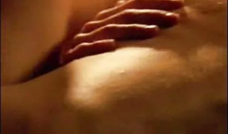 - video porno casalinga italiana la commessa nuda incontra i clienti in un sex shop