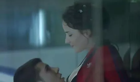 Busty le porno massaie bbw Milf gioca con la sua figa in piscina