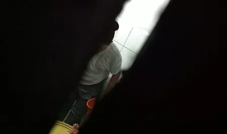 Bella ragazza mostra il suo nido d'ape da vicino casalinga che scopa per i suoi fan