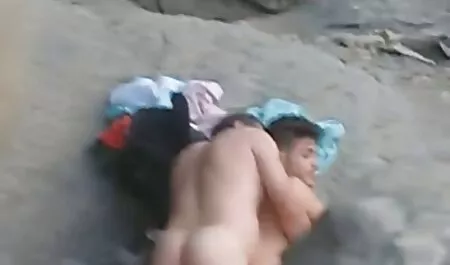 Giovane video porno casalinghe pelose inglese si china per una profonda penetrazione anale