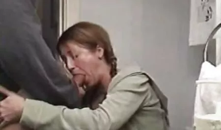 Mostrando le sue video porno donne casalinghe tette, lei succhia il cazzo