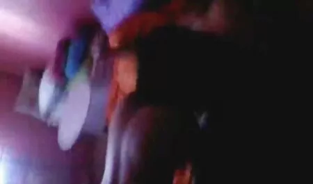 Raweuro massaggiatore Martin Polnak cums porno la casalinga sulla pancia twink all'aperto