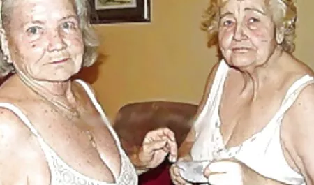 Nero shedall con enormi casalinghe mature porn palle scivola fuori dal Bikini multicolore