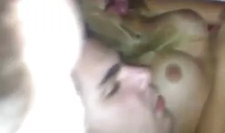 La giovane nudista Formosa lascia che il sole baci il porno video casalinghe suo corpo