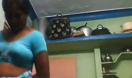 Ladyboy cutie con donne mature casalinghe belle tette diteggiatura due cazzi in POV video