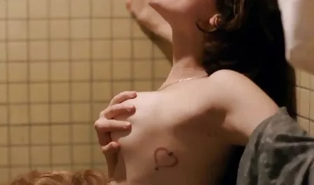 Matura moglie scopata davanti al film porno di casalinghe italiane marito
